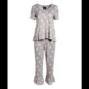 Gray & White Daisy Ruffle-Trim Pajama Set